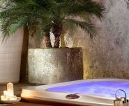 jacuzzi in binnentuin