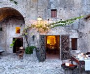 Binnenplaats grothotel Matera, logeeradres